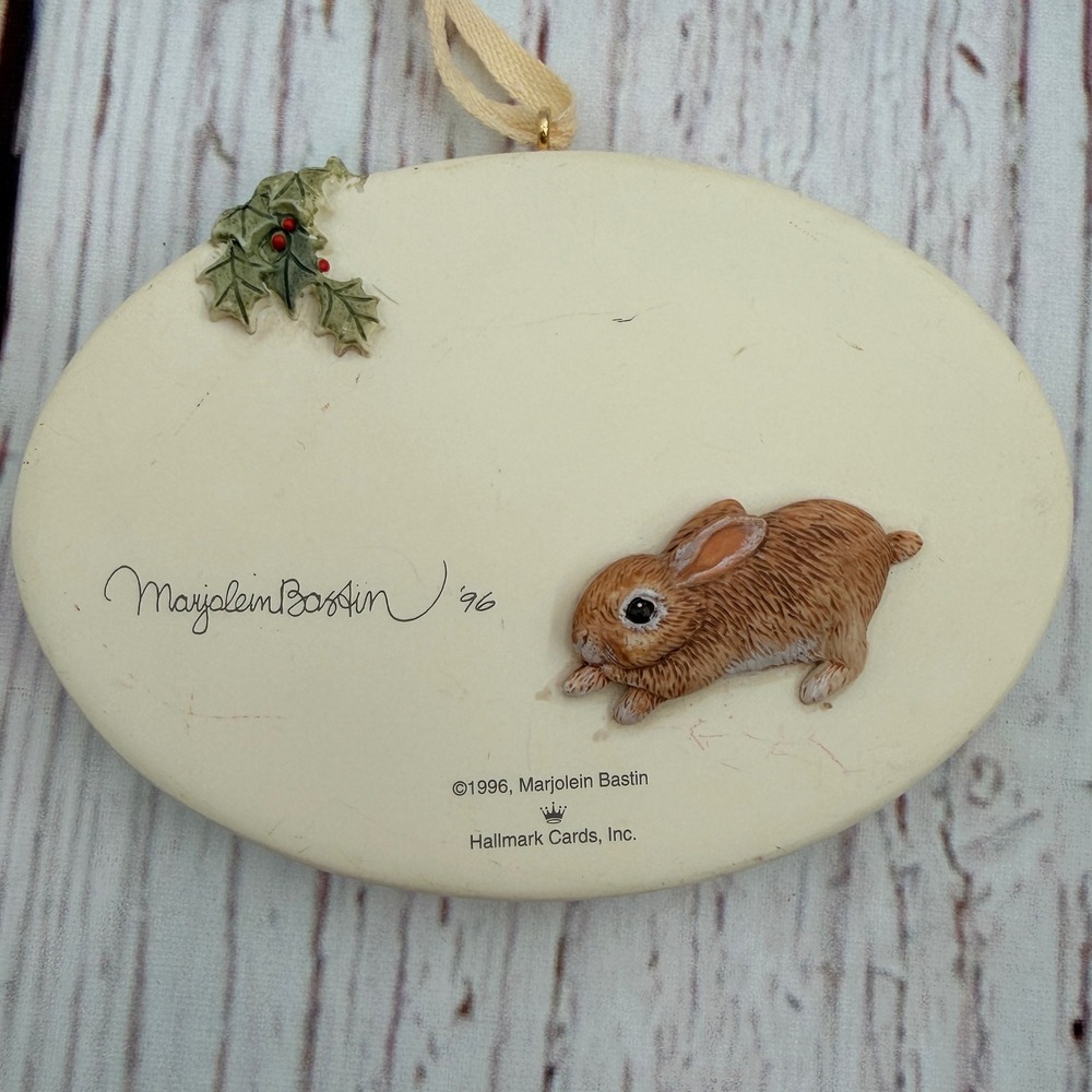 Vintage 1996 Marjolein Bastin Hallmark Rabbit Winter‎ Snow Resin Ornament Oval - Picture 2 of 7